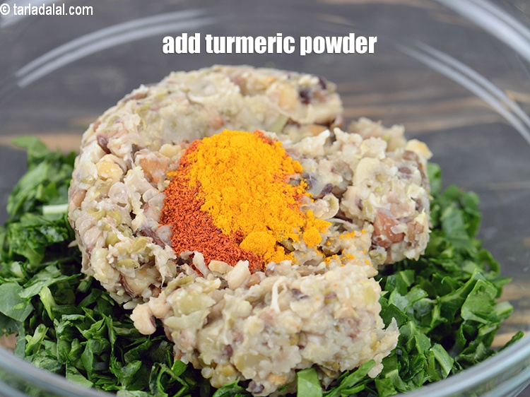 स्टेप 6 – १/४ टी-स्पून&nbsp;<a href=""https://www.tarladalal.com/glossary-turmeric-powder-haldi-hindi-645i"">हल्दी पाउडर</a>&nbsp;डालें।&nbsp;&nbsp;