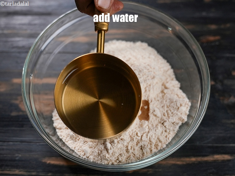 स्टेप 6 – 2 टेबल-स्पून पानी&nbsp;डालें।