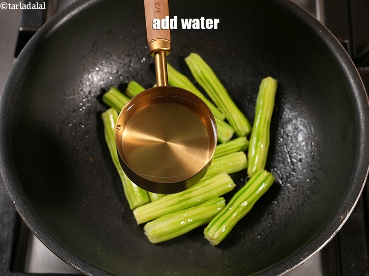 स्टेप 6 – &frac14; कप पानी डालें।