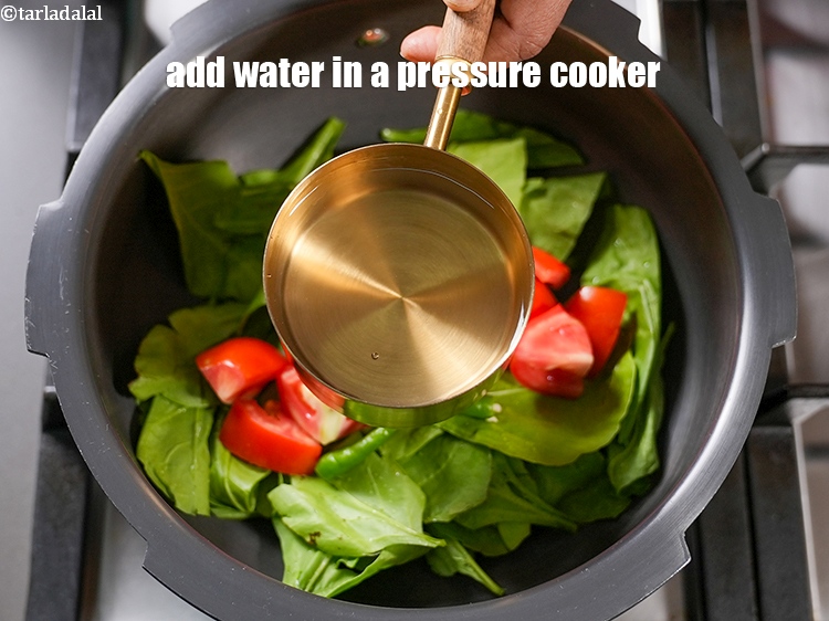 स्टेप 6 – प्रेशर कुकर में 1 कप पानी डालें।