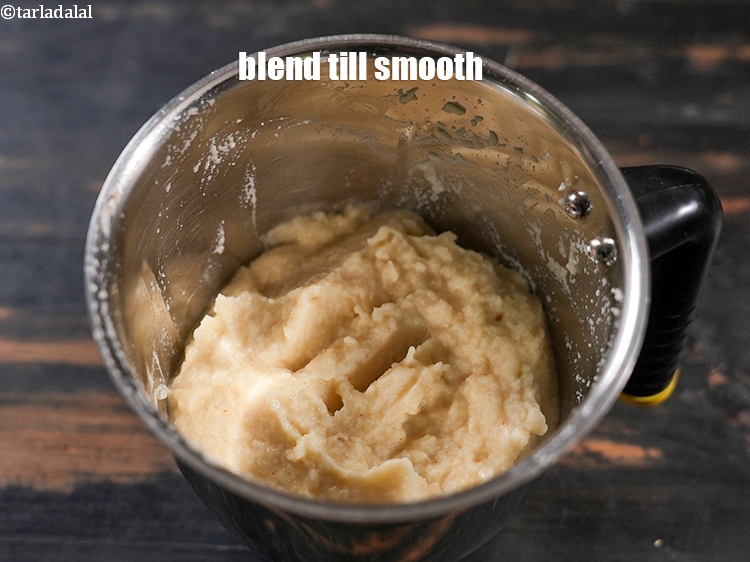स्टेप 6 – बिना पानी का उपयोग किए चिकना होने तक ब्लेंड करें।