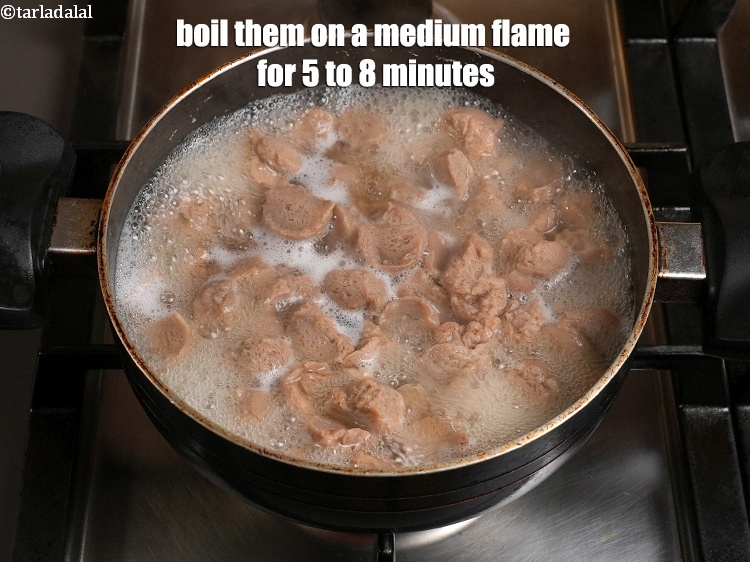 स्टेप 6 – इन्हें मध्यम आंच पर 5 से 8 मिनट तक उबालें.