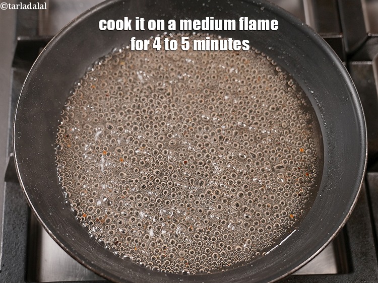 स्टेप 6 – इसे मध्यम आंच पर 4 से 5 मिनट तक पकाएं, …