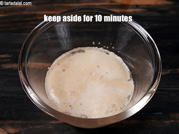 स्टेप 6 – इसे 10 मिनट तक या खमीर सक्रिय होने तक अलग …