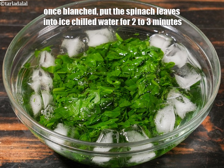 Step 6 – Once blanched, put the spinach leaves into ice chilled water for 2 to 3 minutes.