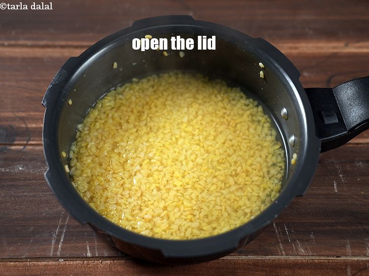 स्टेप 11 – ढक्कन खोलने से पहले भाप को निकलने दें। एक तरफ …