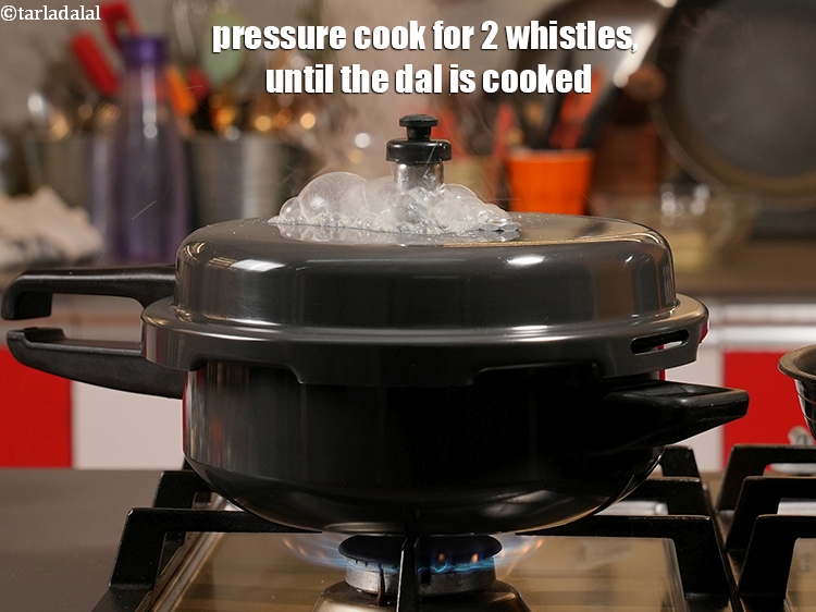 स्टेप 6 – दो सीटी आने तक प्रेशर कुकर में पकाएँ, जब तक …