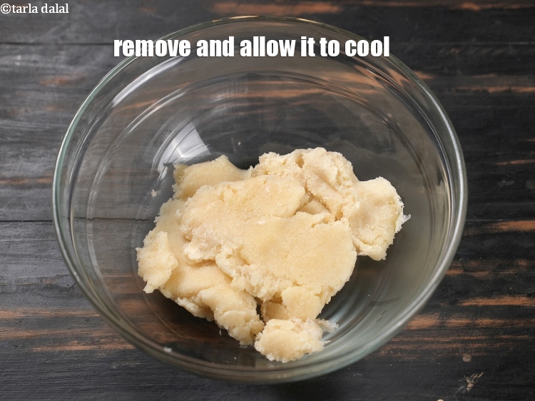 स्टेप 6 – इसे एक बाउल में निकालें और ठंडा होने दें।