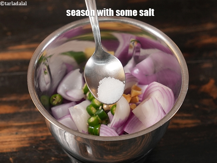 स्टेप 5 – थोड़े से नमक के साथ सीजन करें।