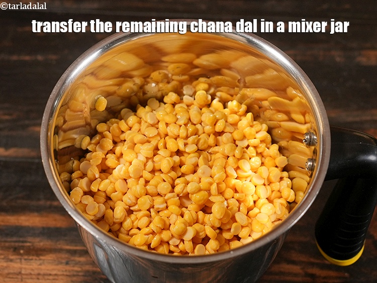 Step 6 – Transfer the remaining chana dal in a mixer jar.&nbsp;