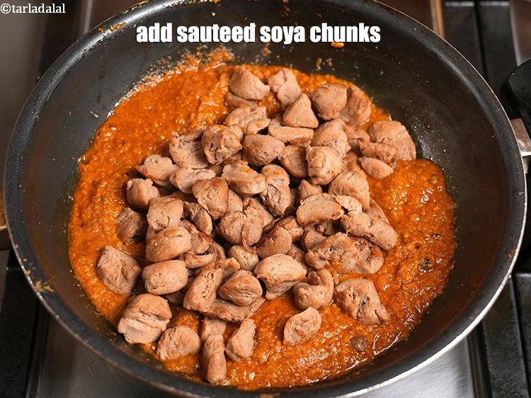 स्टेप 42 – भूने हुए सोया चंक्स डालें।