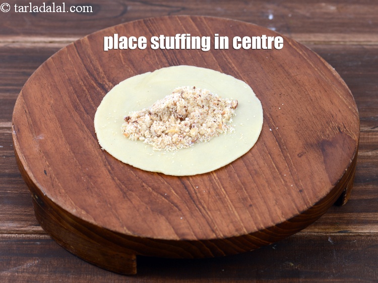 Step 44 – Place approx. 1 tbsp of the stuffing in the centre.