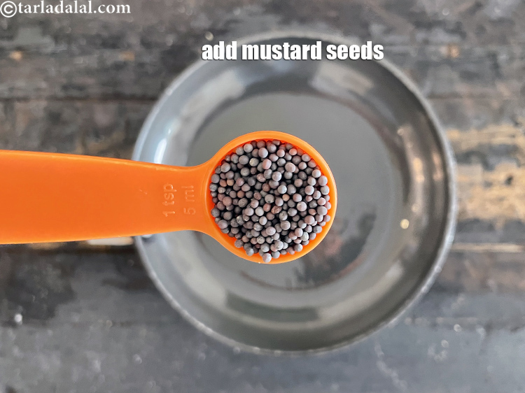 स्टेप 55 – १ टी-स्पून <a href=""https://www.tarladalal.com/glossary-mustard-seeds-sarson-rai-sarson-ke-beej-hindi-525i"">सरसों</a> डालें।