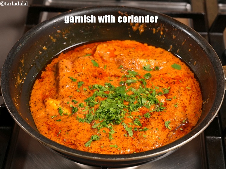 स्टेप 43 – २ टेबल-स्पून&nbsp;बारीक&nbsp;<a href=""https://www.tarladalal.com/glossary-chopped-coriander-hindi-783i"">कटा हुआ हरा धनिया</a>&nbsp;&nbsp;डालकर गार्निश करें ।<br /> …