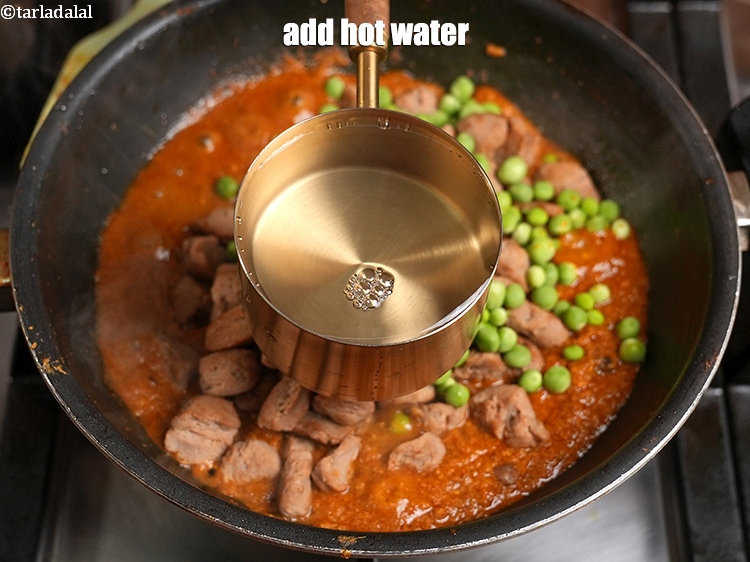 स्टेप 44 – 1 कप गर्म पानी डालें।