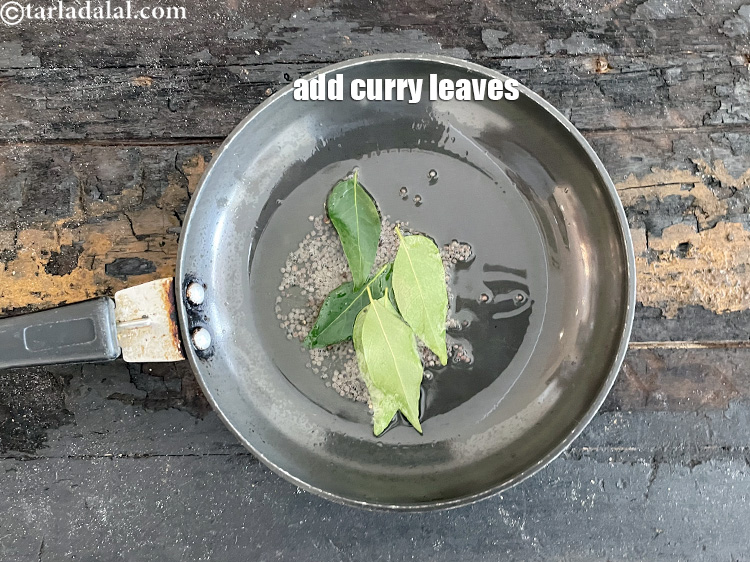 स्टेप 57 – ४ से ६ <a href=""https://www.tarladalal.com/glossary-curry-leaves-kadi-patta-kadipatta-hindi-388i"">कड़ी पत्ता</a> डालें।