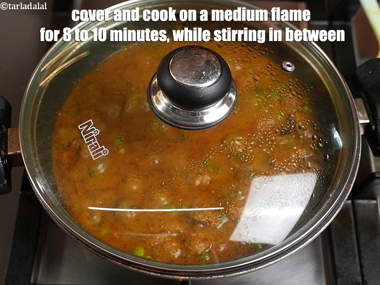 स्टेप 47 – ढककर मध्यम आंच पर 8 से 10 मिनट तक बीच-बीच …