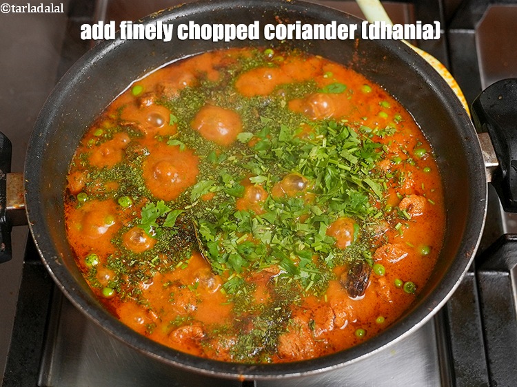 स्टेप 48 – बारीक कटा हरा धनिया डालें।