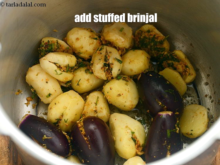 स्टेप 49 – भरवां बैंगन डालें।
