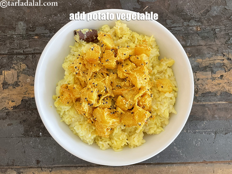 स्टेप 62 – इसके ऊपर आलू की सब्जी समान रूप से फैलाएं।