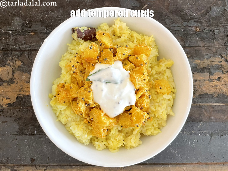 स्टेप 63 – अंत में टेम्पर्ड दही को <strong>बादशाही खिचड़ी</strong> के | <strong>बादशाही …