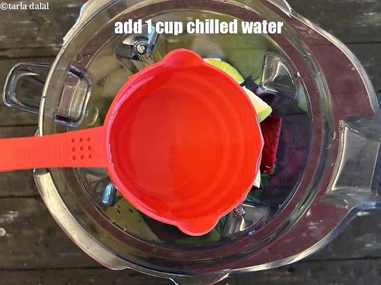 स्टेप 9 – 20 बर्फ के टुकड़े डालें।&nbsp;इससे जूस ठंडा हो जायेगा।