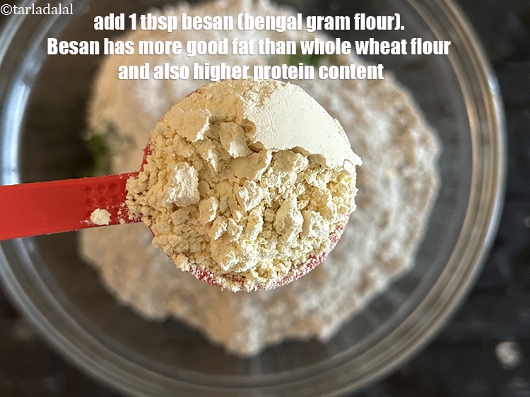 स्टेप 6 – १ टेबल-स्पून&nbsp;<a href=""https://www.tarladalal.com/glossary-besan-chana-dal-flour-bengal-gram-flour-hindi-952i"">बेसन</a>&nbsp;डालें।&nbsp;<a href=""https://www.tarladalal.com/recipes-using-%E0%A4%AC%E0%A5%87%E0%A4%B8%E0%A4%A8-in-hindi-952"">बेसन</a> में गेहूं के आटे की तुलना …