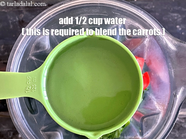 स्टेप 6 – 1/2 कप पानी डालें।&nbsp;गाजर को मिश्रित करने के लिए यह …