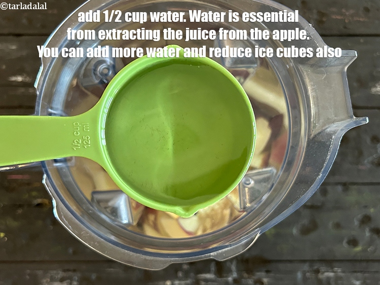 स्टेप 11 – १/२ कप&nbsp;<a href=""https://www.tarladalal.com/glossary-water-pani-hindi-647i"">पानी</a>&nbsp;डालें।&nbsp;सेब से रस निकालने के लिए पानी आवश्यक …
