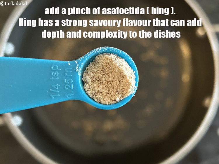 स्टेप 10 – एक चुटकी&nbsp;<a href=""https://www.tarladalal.com/glossary-asafoetida-hing-hindi-113i"">हींग</a>&nbsp;डालें&nbsp;।&nbsp;हींग में एक तेज़&nbsp;स्वाद होता है जो व्यंजनों …
