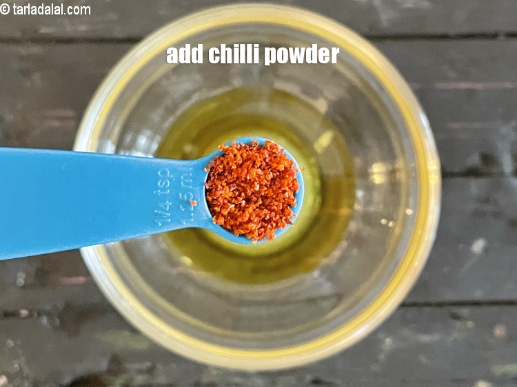 स्टेप 23 – १/४ टी-स्पून&nbsp;<a href=""https://www.tarladalal.com/glossary-chilli-powder-red-chilli-powder-hindi-339i"">मिर्च पाउडर</a>&nbsp;डालें।&nbsp;&nbsp;