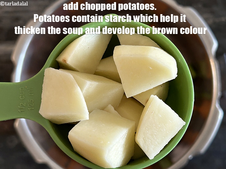 स्टेप 6 – १/२ कप&nbsp;मोटे तौर पर&nbsp;<a href=""https://www.tarladalal.com/glossary-chopped-potatoes-hindi-787i"">कटे हुए आलू</a>&nbsp;डालें। आलू में स्टार्च …