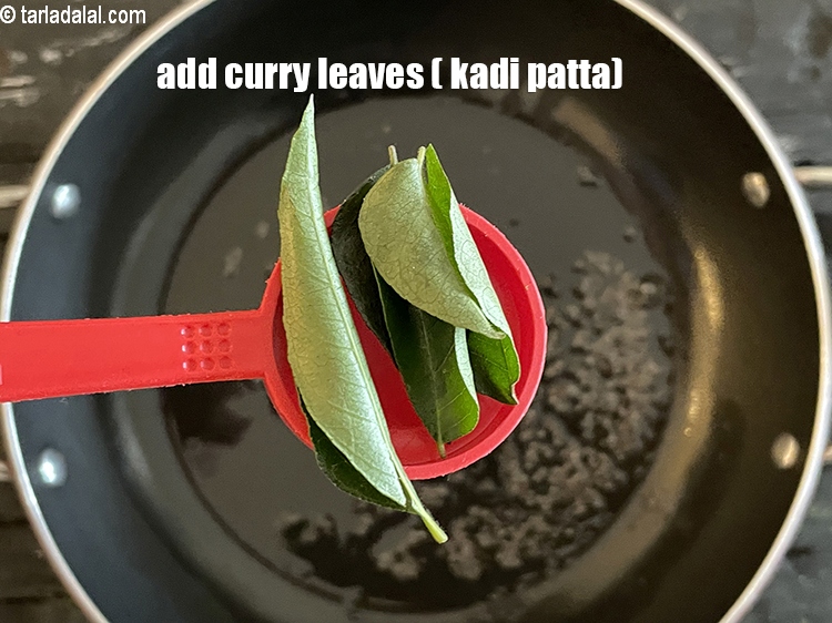 स्टेप 11 – ५ से ६&nbsp;<a href=""https://www.tarladalal.com/glossary-curry-leaves-kadi-patta-kadipatta-hindi-388i"">करी पत्ते</a>&nbsp; डालें&nbsp;।