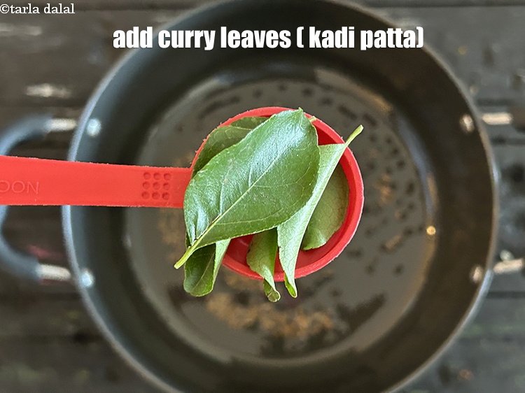 स्टेप 6 – ८&nbsp;<a href=""https://www.tarladalal.com/glossary-curry-leaves-kadi-patta-kadipatta-hindi-388i"">करी पत्ते (कड़ी पत्ता)</a>&nbsp;डालें।