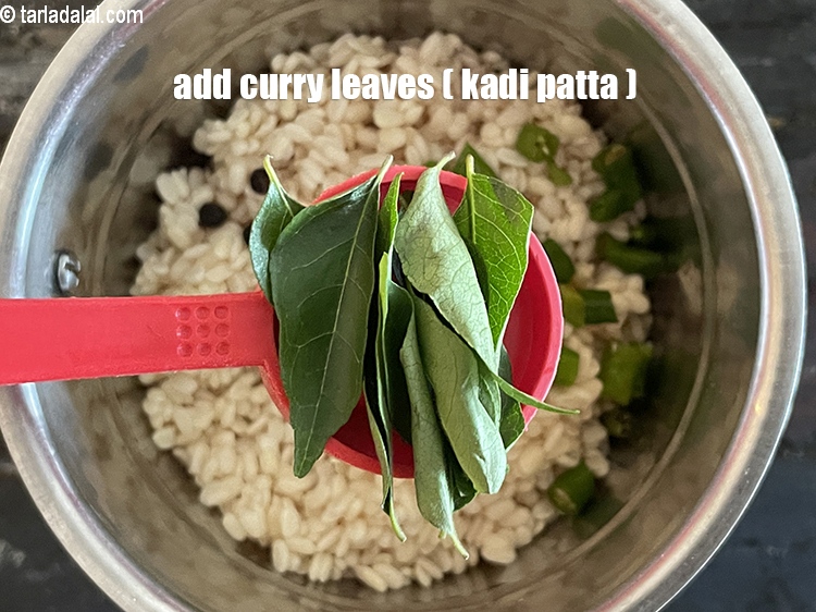 स्टेप 12 – 8 से 10 <a href=""https://www.tarladalal.com/glossary-curry-leaves-kadi-patta-kadipatta-hindi-388i"" target=""_blank"">करी पत्ते</a>&nbsp;डालें।