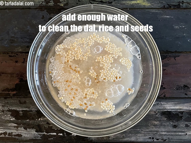 स्टेप 7 – पर्याप्त पानी डालें। गंदगी देखो। इतना साफ।