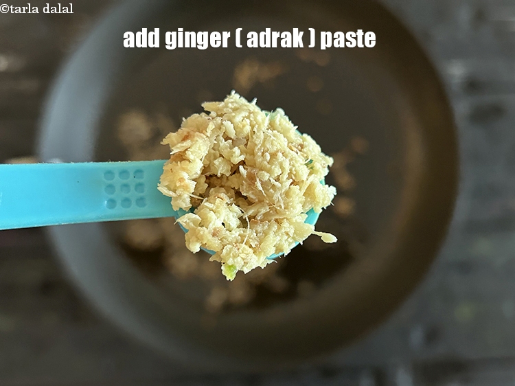 स्टेप 8 – १/२ टी-स्पून&nbsp;<a href=""https://www.tarladalal.com/glossary-ginger-paste-adrak-ki-paste-hindi-457i"">अदरक का पेस्ट</a>&nbsp;डालें।