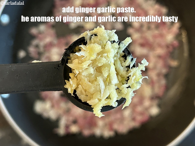 स्टेप 7 – २ टी-स्पून&nbsp;<a href=""https://www.tarladalal.com/glossary-ginger-garlic-paste-adrak-lehsun-ki-pate-adrak-lahsun-ki-paste-hindi-939i"">अदरक-लहसुन का पेस्ट</a>&nbsp;डालें&nbsp;। अदरक और लहसुन की विशिष्ट …