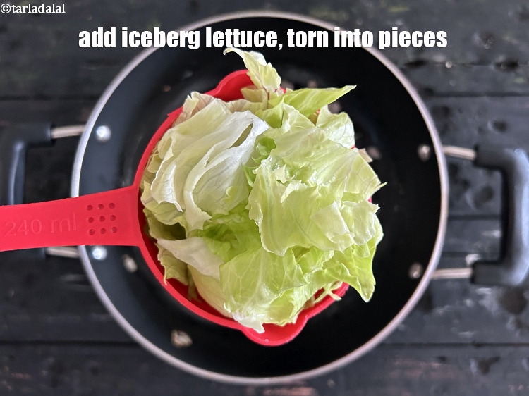 स्टेप 8 – ३ कप&nbsp;<a href=""https://www.tarladalal.com/glossary-iceberg-lettuce-iceberg-salad-ke-patte-hindi-499i"">आइसबर्ग लैट्यूस</a>&nbsp;, टुकड़ों में तोड़ दिया हुआ डालें।