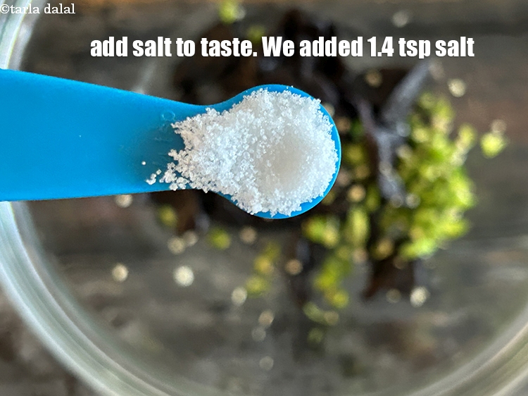 स्टेप 6 – स्वादानुसार नमक डालें। हमने 1/4&nbsp;टी-स्पून&nbsp;नमक डाला है।