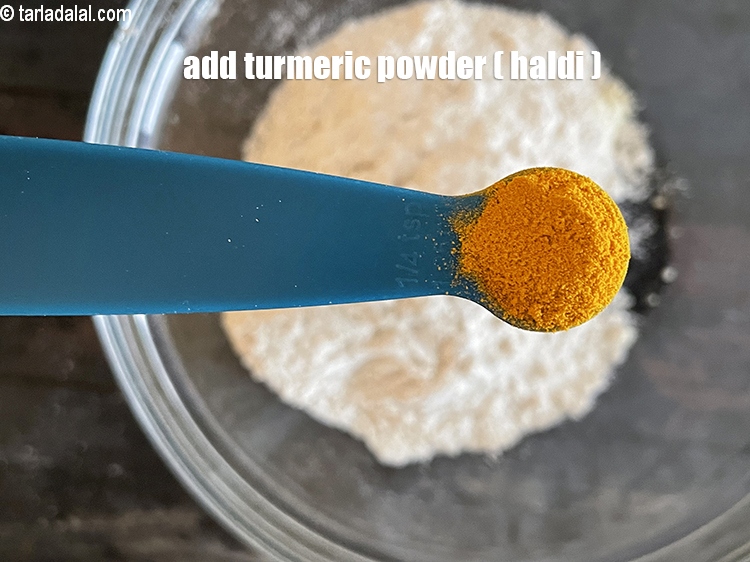 स्टेप 6 – १/४ टी-स्पून&nbsp;<a href=""https://www.tarladalal.com/glossary-turmeric-powder-haldi-hindi-645i"">हल्दी पाउडर</a>&nbsp;<span style=""font-size:11.0pt""><span style=""background-color:white""><span style=""font-family:&quot;Nirmala UI&quot;,sans-serif""><span style=""color:black"">डालें।</span></span></span></span>
