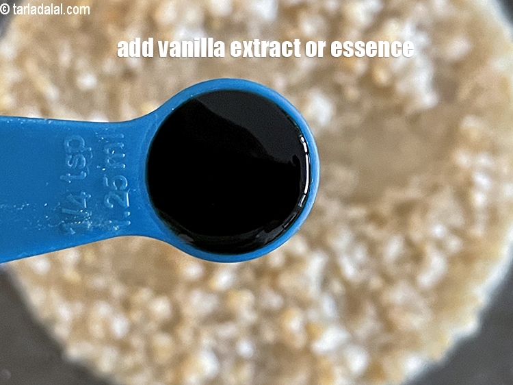 स्टेप 8 – १/२ टी-स्पून&nbsp;<a href=""https://www.tarladalal.com/glossary-vanilla-essence-hindi-406i"">वेनिला एसेंस</a>&nbsp;या&nbsp;वेनिला एक्सट्रेक्ट&nbsp;मिलाएं।&nbsp;वेनिला एक्सट्रेक्ट एक सूक्ष्म, मीठा वेनिला …