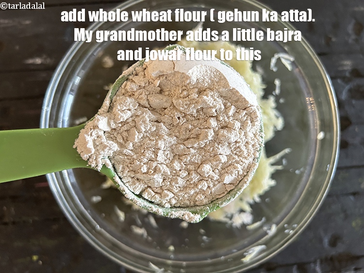 स्टेप 6 – १/२ कप&nbsp;<a href=""https://www.tarladalal.com/glossary-whole-wheat-flour-gehun-ka-atta-gehun-ka-aata-hindi-429i"">गेहूं का आटा</a>&nbsp;डालें।&nbsp;मेरी दादी इसमें थोड़ा सा बाजरा …