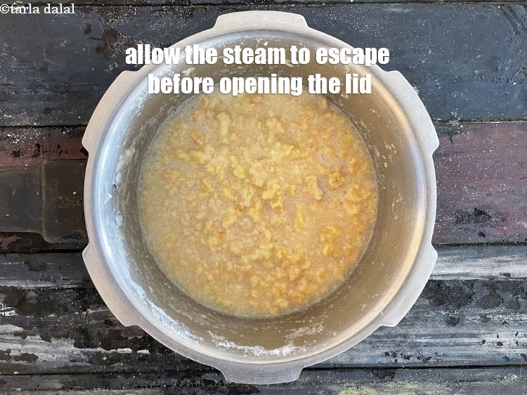 स्टेप 9 – ढक्कन खोलने से पहले भाप को निकलने दें।