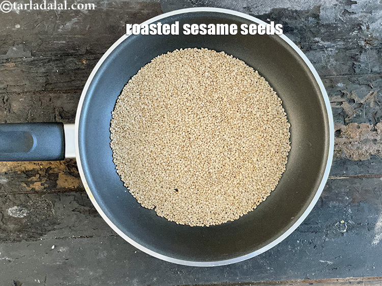 स्टेप 10 – तिल को तब तक भूनिये जब तक कि बीज से …