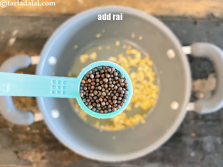 स्टेप 13 – १/२ टी-स्पून&nbsp;<a href=""https://www.tarladalal.com/glossary-mustard-seeds-sarson-rai-sarson-ke-beej-hindi-525i"">राई (सरसों)</a>&nbsp;डालें।