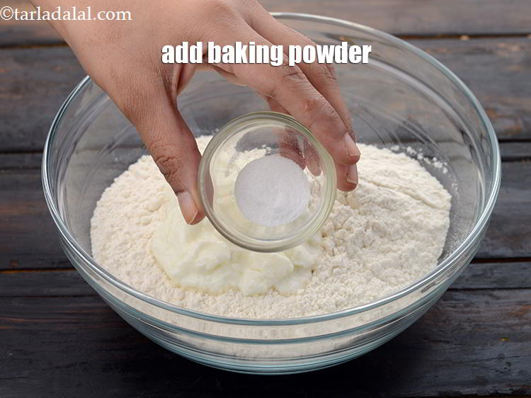स्टेप 8 – एक चुटकी&nbsp;<a href=""https://www.tarladalal.com/glossary-baking-powder-hindi-425i"">बेकिंग पाउडर</a> डालें। सुनिश्चित करें कि यह ताजा …