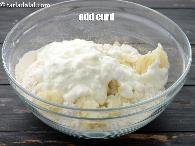 स्टेप 6 – ५ टेबल-स्पून&nbsp;<a href=""https://www.tarladalal.com/glossary-curd-dahi-yogurt-yoghurt-hindi-383i"">दही</a>&nbsp;डालें ।&nbsp;