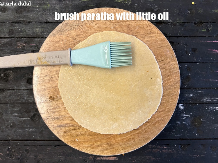 स्टेप 13 – पराठे को थोड़े से तेल का उपयोग करके समान रूप …