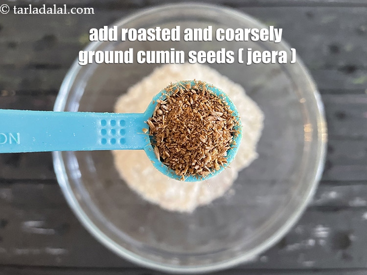स्टेप 6 – १/२ टी-स्पून&nbsp;<a href=""https://www.tarladalal.com/glossary-roasted-and-crushed-cumin-seeds-hindi-2206i"">भुना हुआ और दरदरा क्रश किया हुआ जीरा</a>&nbsp;डालें।